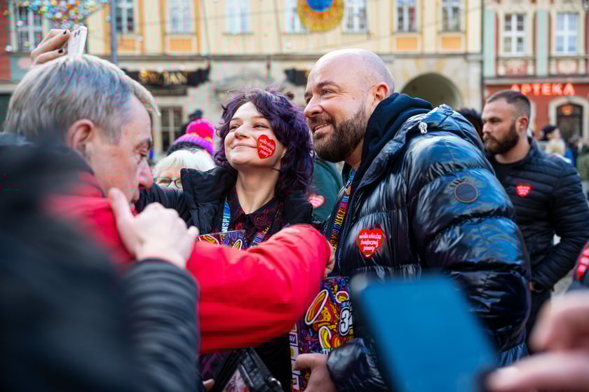 Prezydent Wrocławia Jacek Sutryk zbiera pieniądze do puszki WOŚP